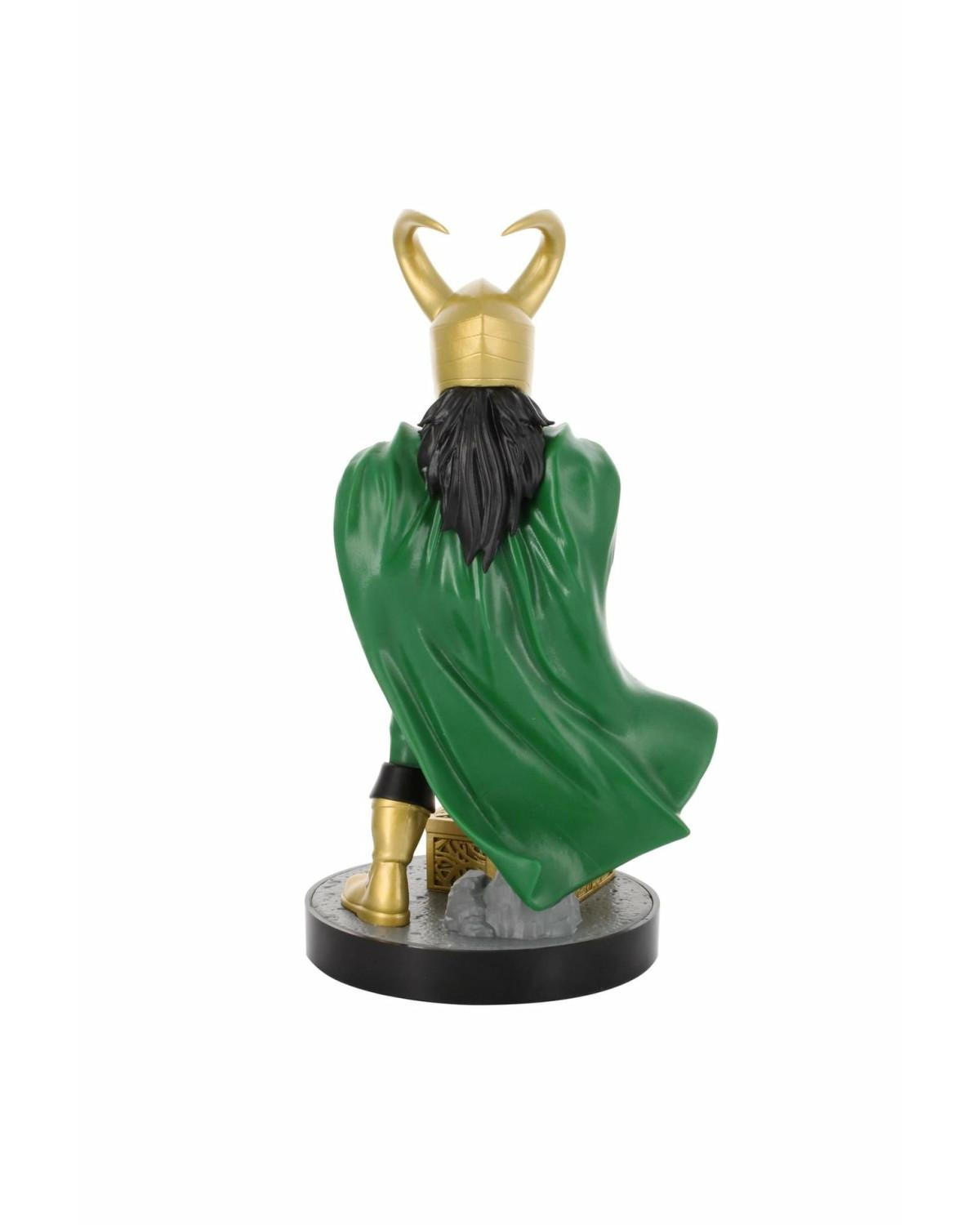 Statua di Loki con elmo dorato e mantello verde su base.