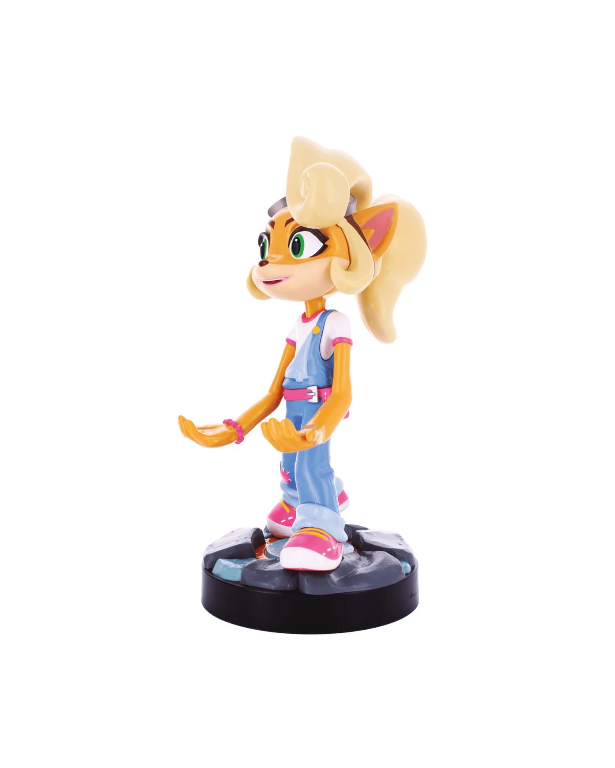 Una statuetta di Coco Bandicoot in salopette e scarpe rosa si trova su una base.