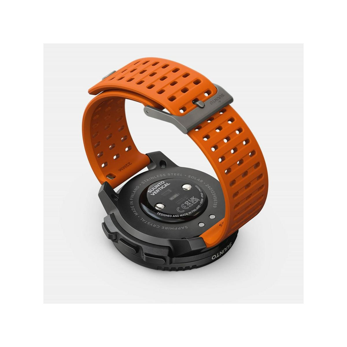 Nahaufnahme einer orangefarbenen Suunto Vertical Uhr mit schwarzem Gehäuse und Armband.