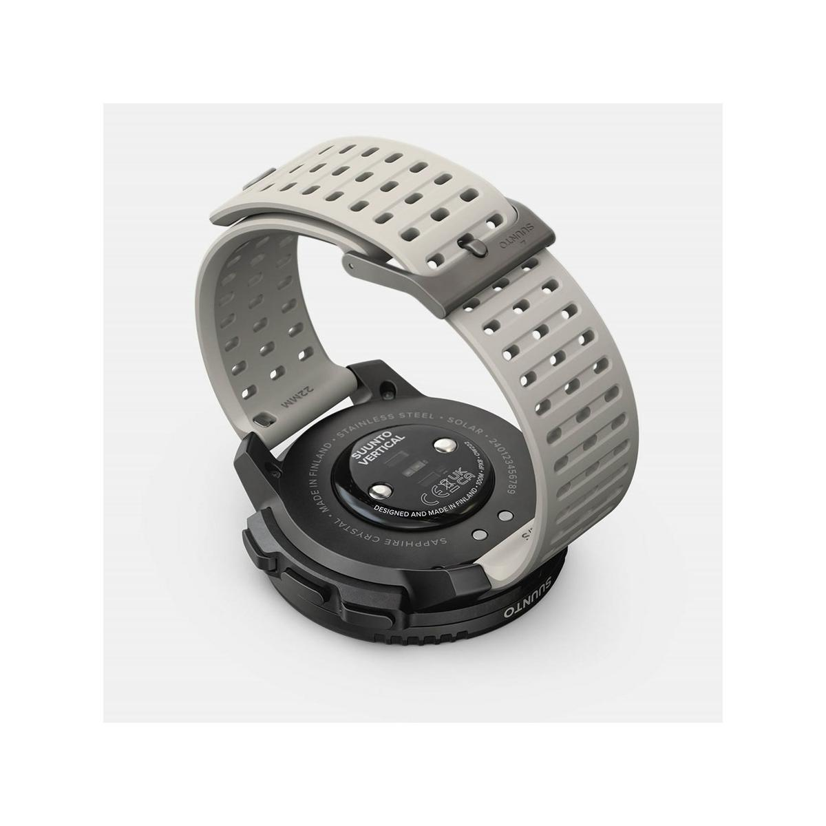 Smartwatch Suunto grigio con cassa e lunetta nere, visto di lato.