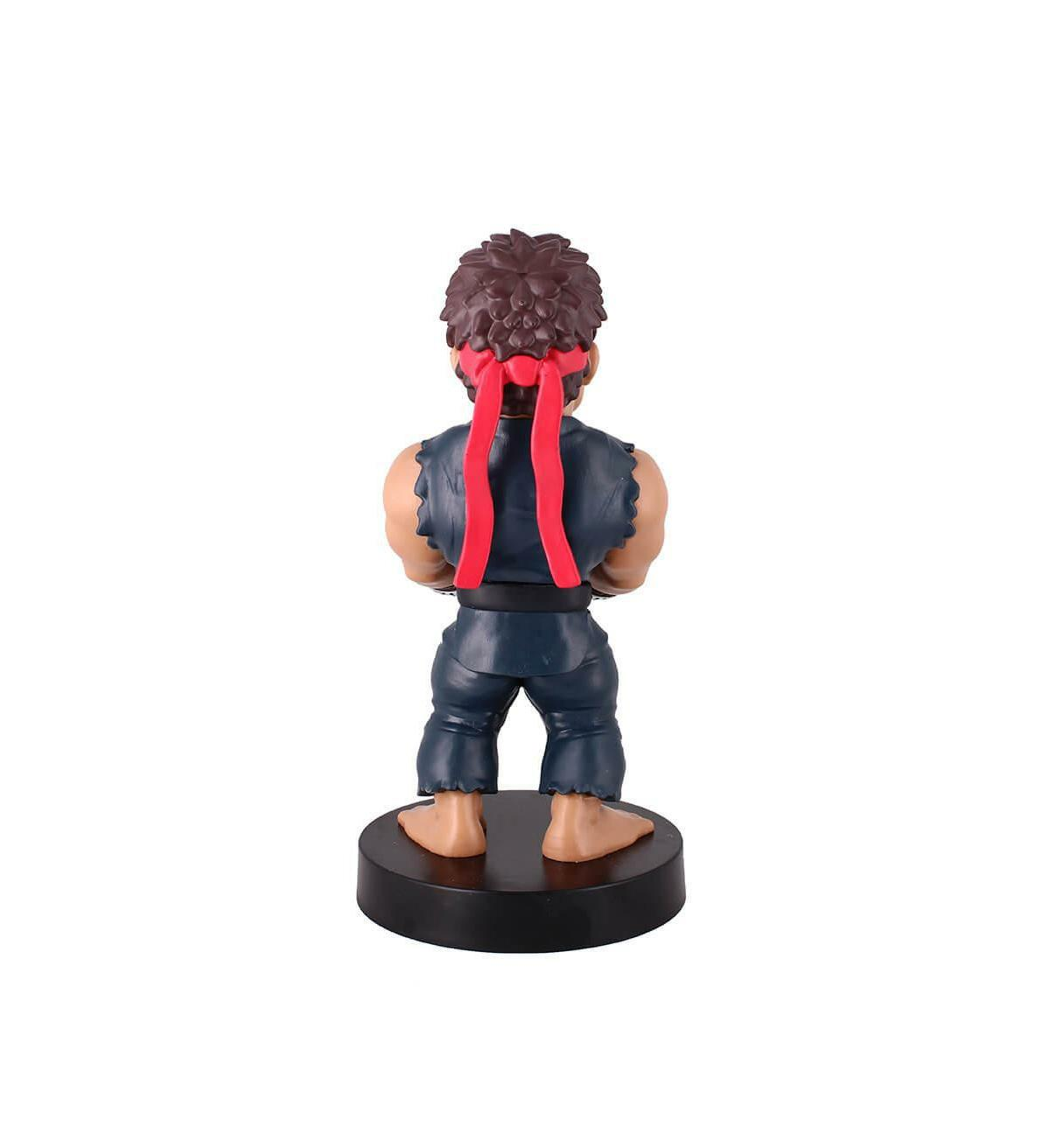 Figura di uomo con fascia rossa e abito scuro su base nera.