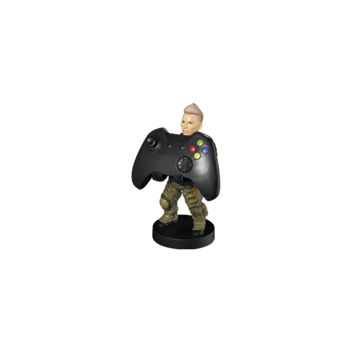 Una figura in uniforme militare che tiene un controller per videogiochi nero.
