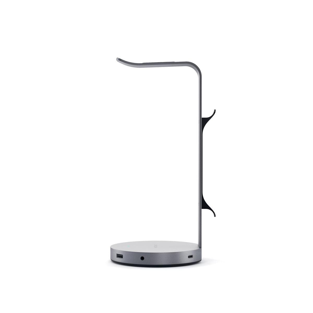 Un supporto per cuffie argentato con base rotonda e porte USB.