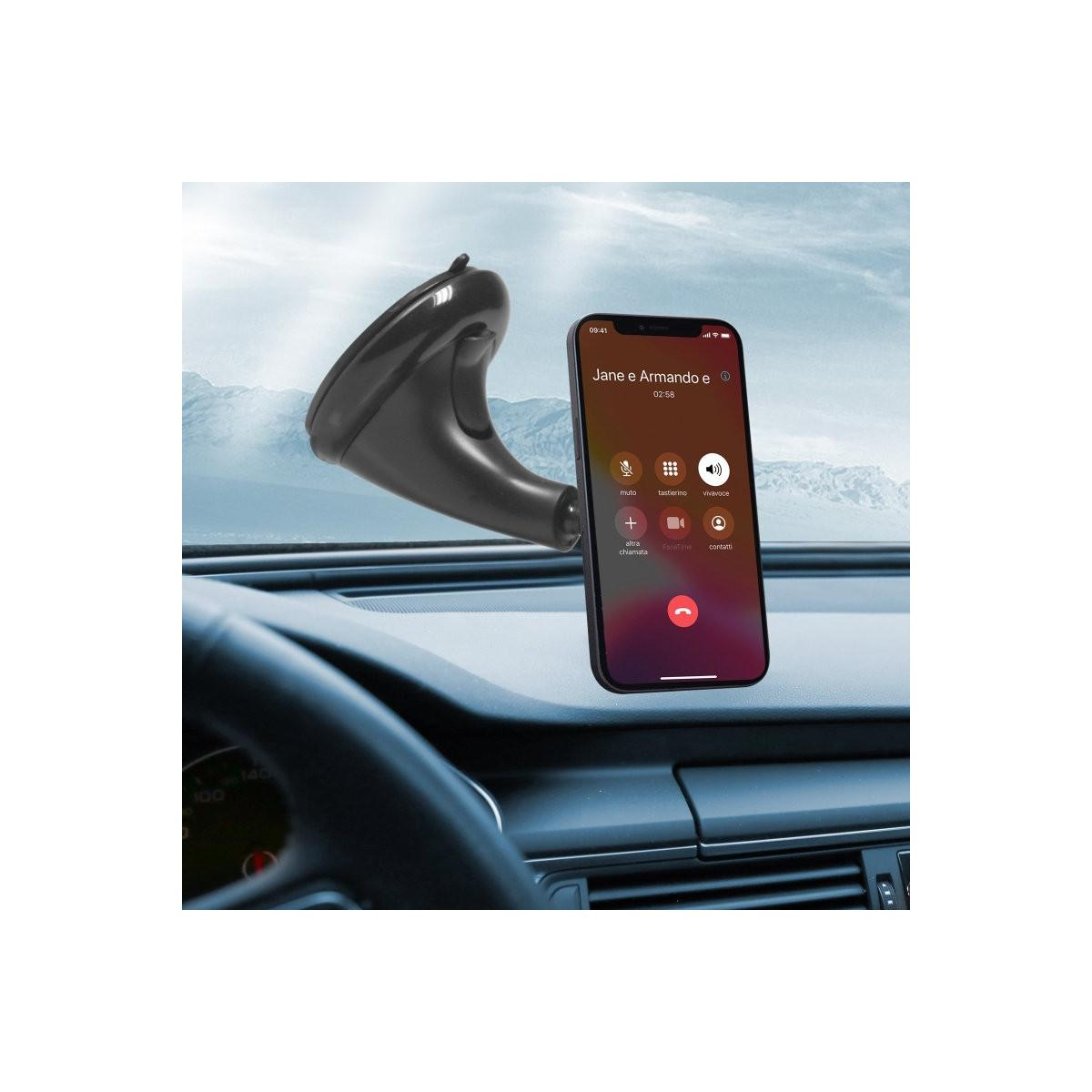 Un cruscotto d'auto con un supporto per telefono che tiene un iPhone che mostra una chiamata attiva.