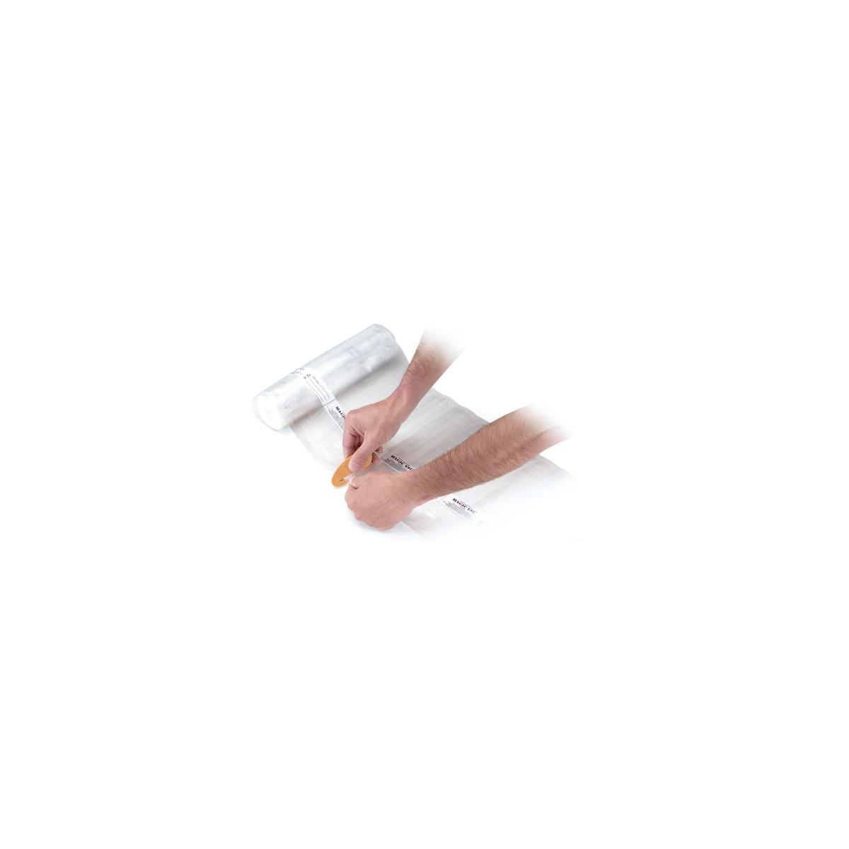 Mani che tagliano un rotolo bianco di nastro stampato con testo.