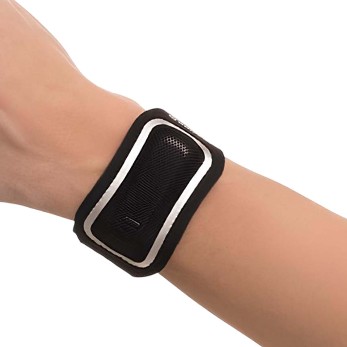 Ein schwarzes Armband mit silberner Umrandung an einem Unterarm.