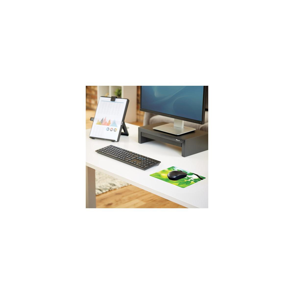 Bureau met monitor, toetsenbord, muis en notitieblok.