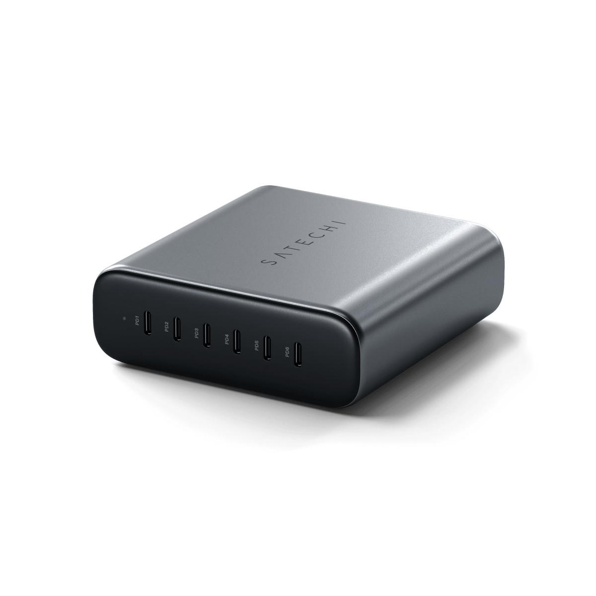 Caricatore Satechi grigio con sei porte USB-C PD su sfondo bianco.