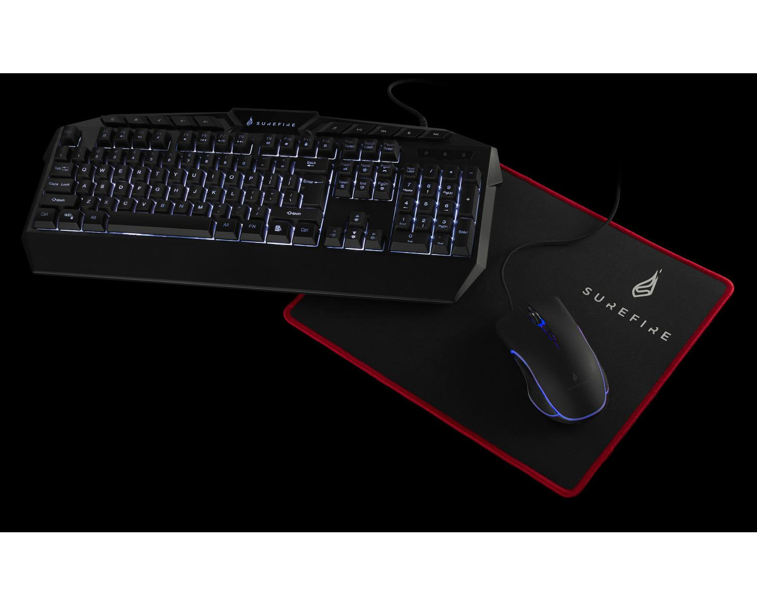 Een zwart gaming toetsenbord en muis liggen op een zwart muismat met rode rand.