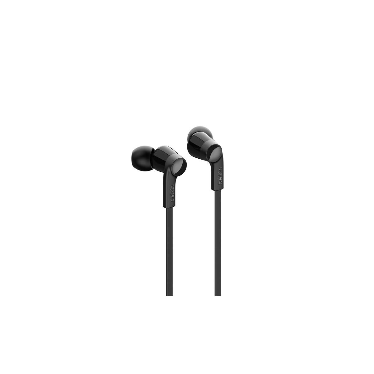 Deux écouteurs intra-auriculaires noirs avec câbles sur fond blanc.