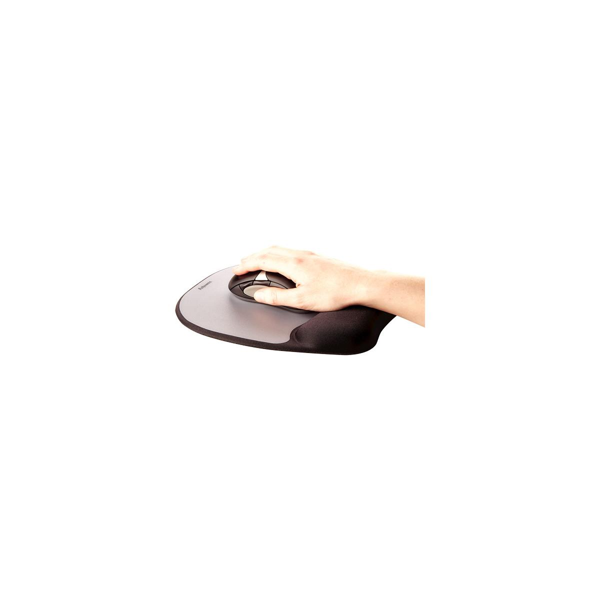Een hand gebruikt een grijze en zwarte ergonomische muis op een polssteun.
