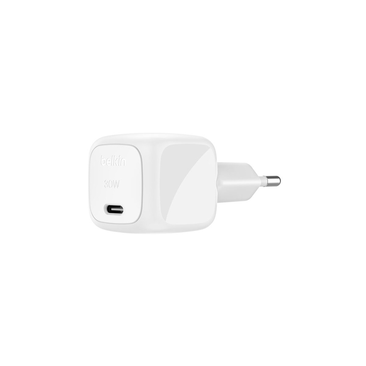 Una spina bianca Belkin USB-C di ricarica rapida da 30W a due pin.