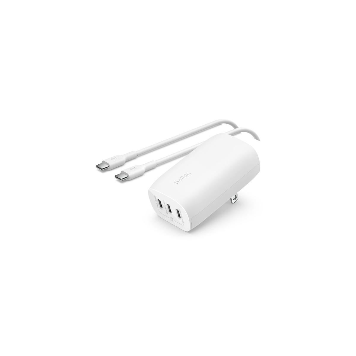 Enchufe de carga blanco con tres puertos USB-C y dos cables.