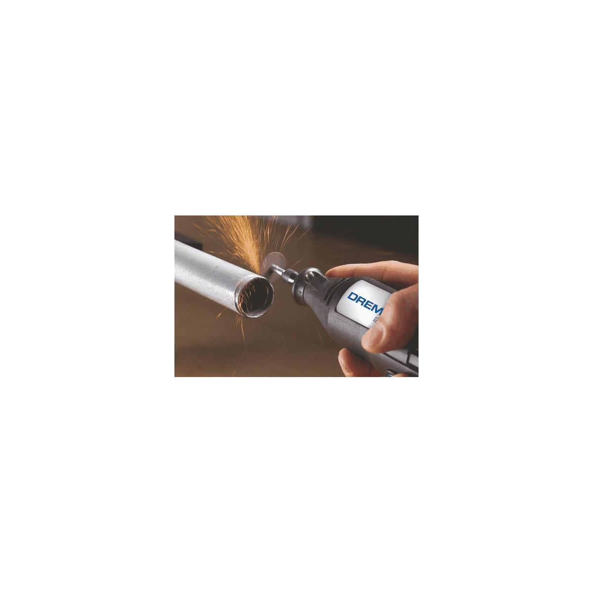 Ein Dremel-Werkzeug schleift ein Metallrohr; Funken fliegen.