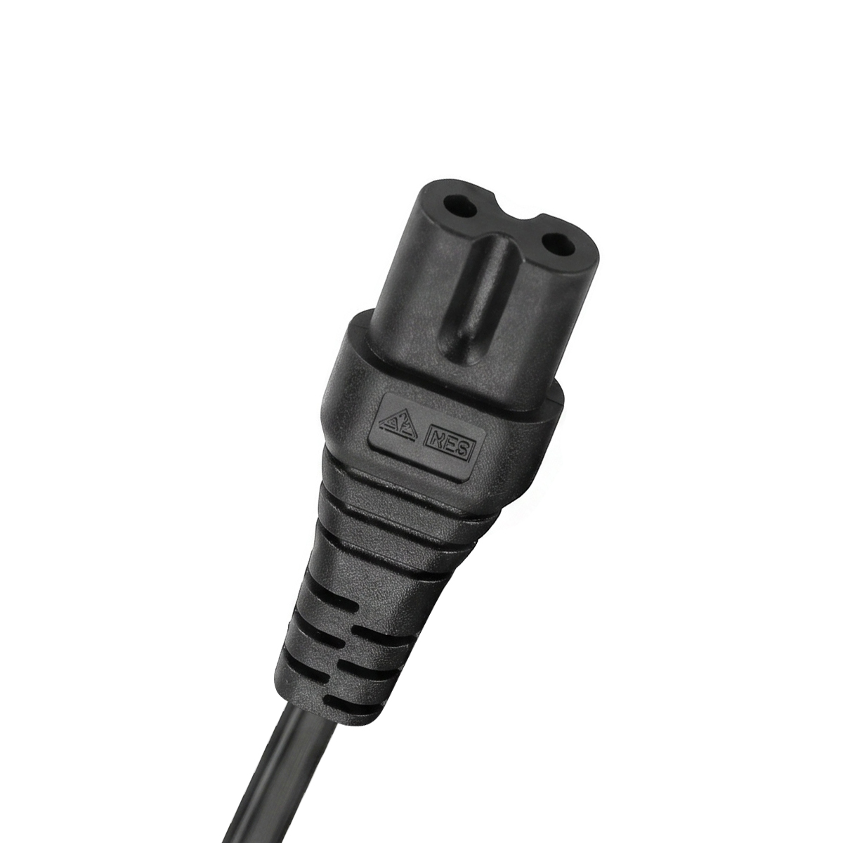 Ein schwarzer Stromstecker mit zwei runden Löchern und einer "RES"-Markierung.