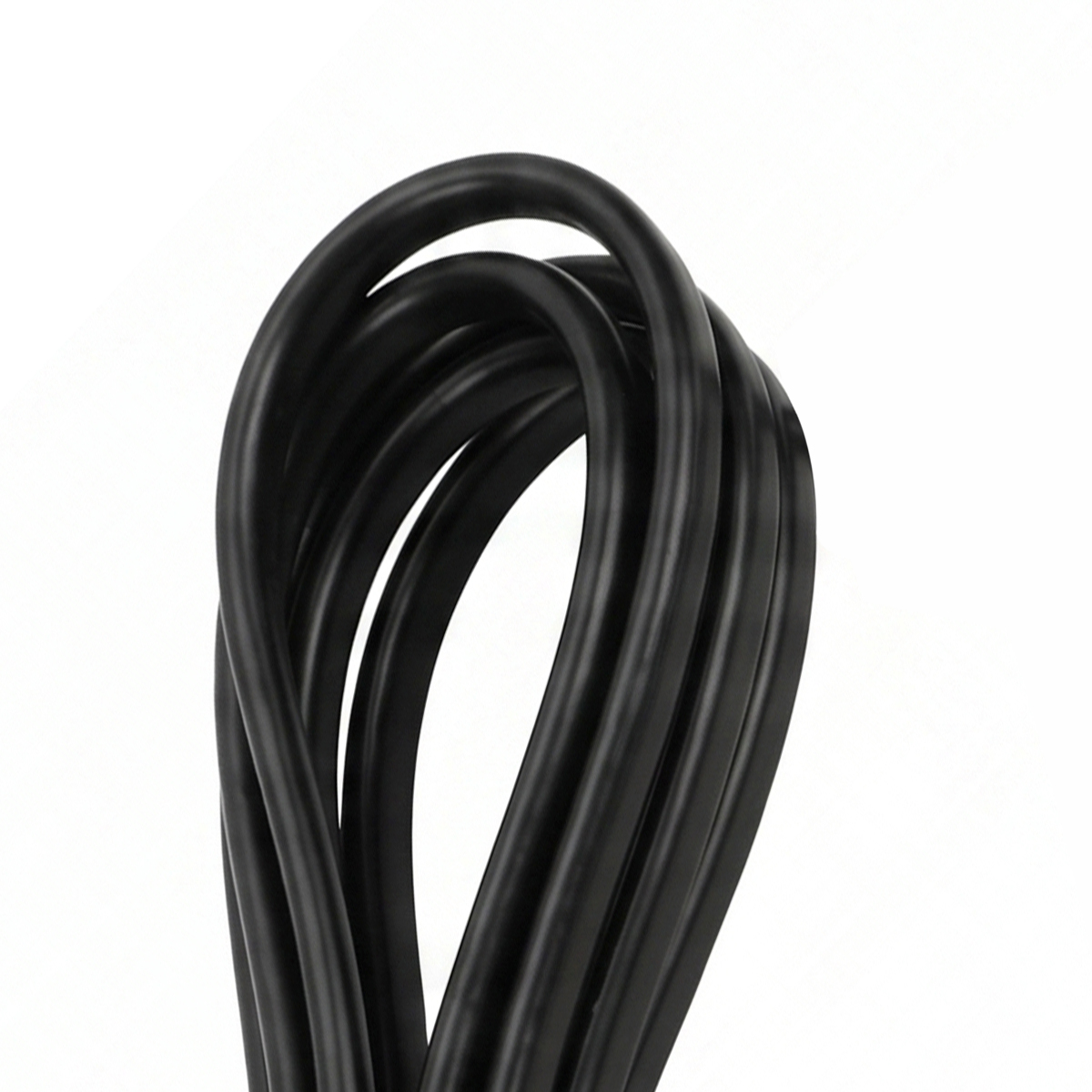 Ein schwarzes Kabel ist aufgerollt und isoliert.