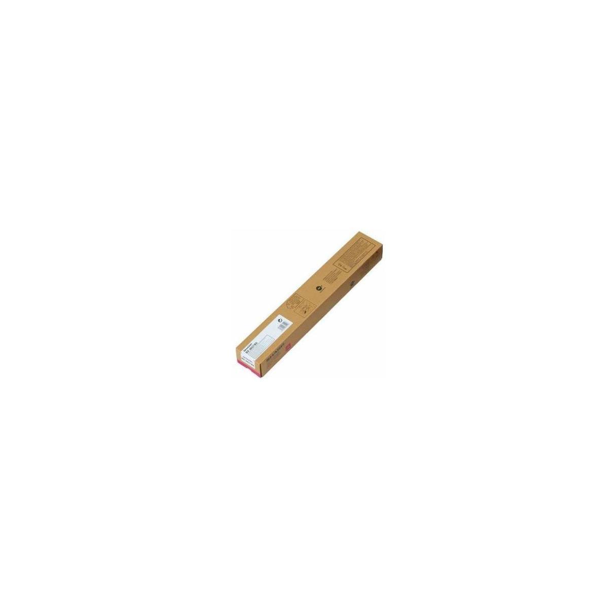 Een bruine kartonnen doos met een roze etiket ligt diagonaal op een witte achtergrond.