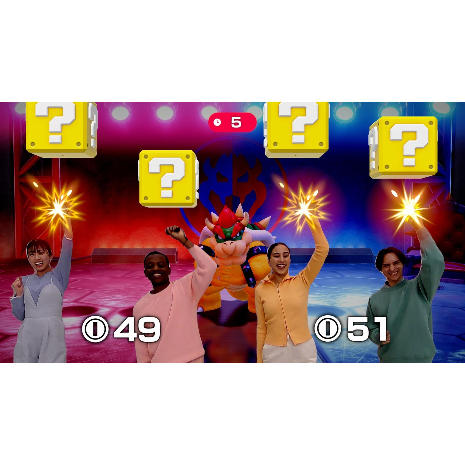 Cuatro personas animan frente a Bowser, bloques de interrogación y estrellas brillantes.