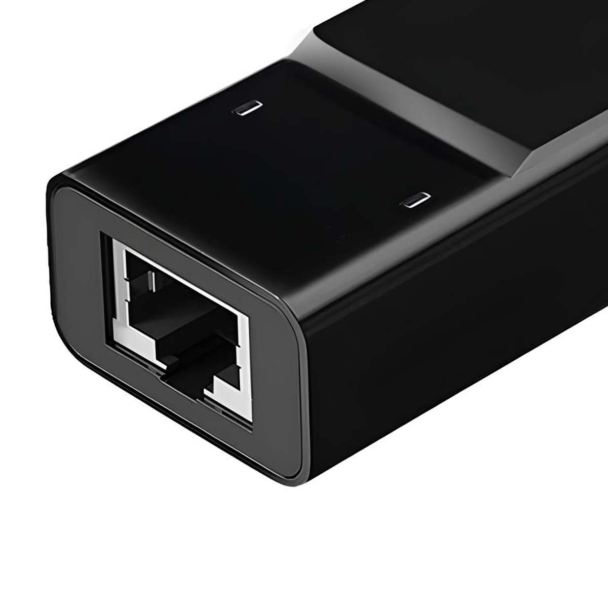 Un adaptador Ethernet negro con un puerto RJ45 en el lado izquierdo.