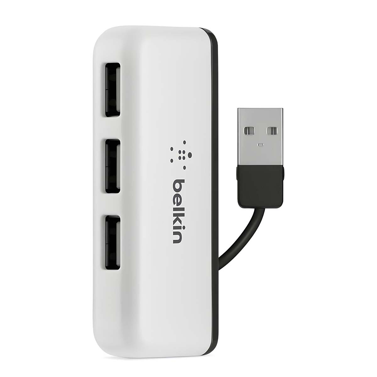 Un hub USB bianco con tre porte e un connettore USB-A collegato.