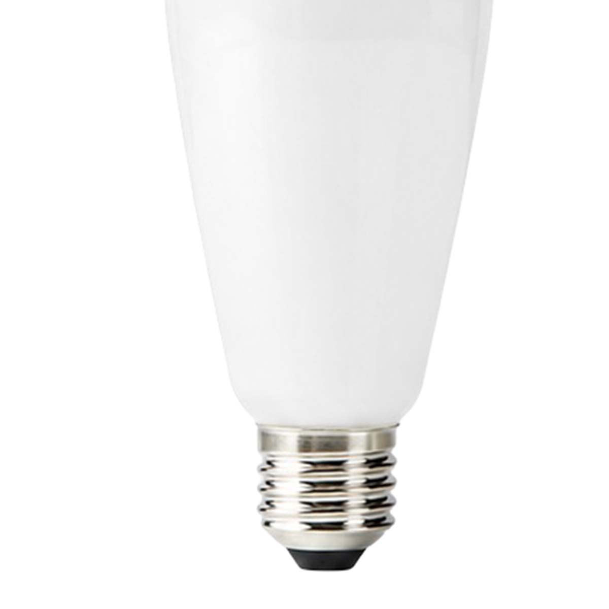 Una lampadina bianca con base filettata argentata su sfondo bianco.