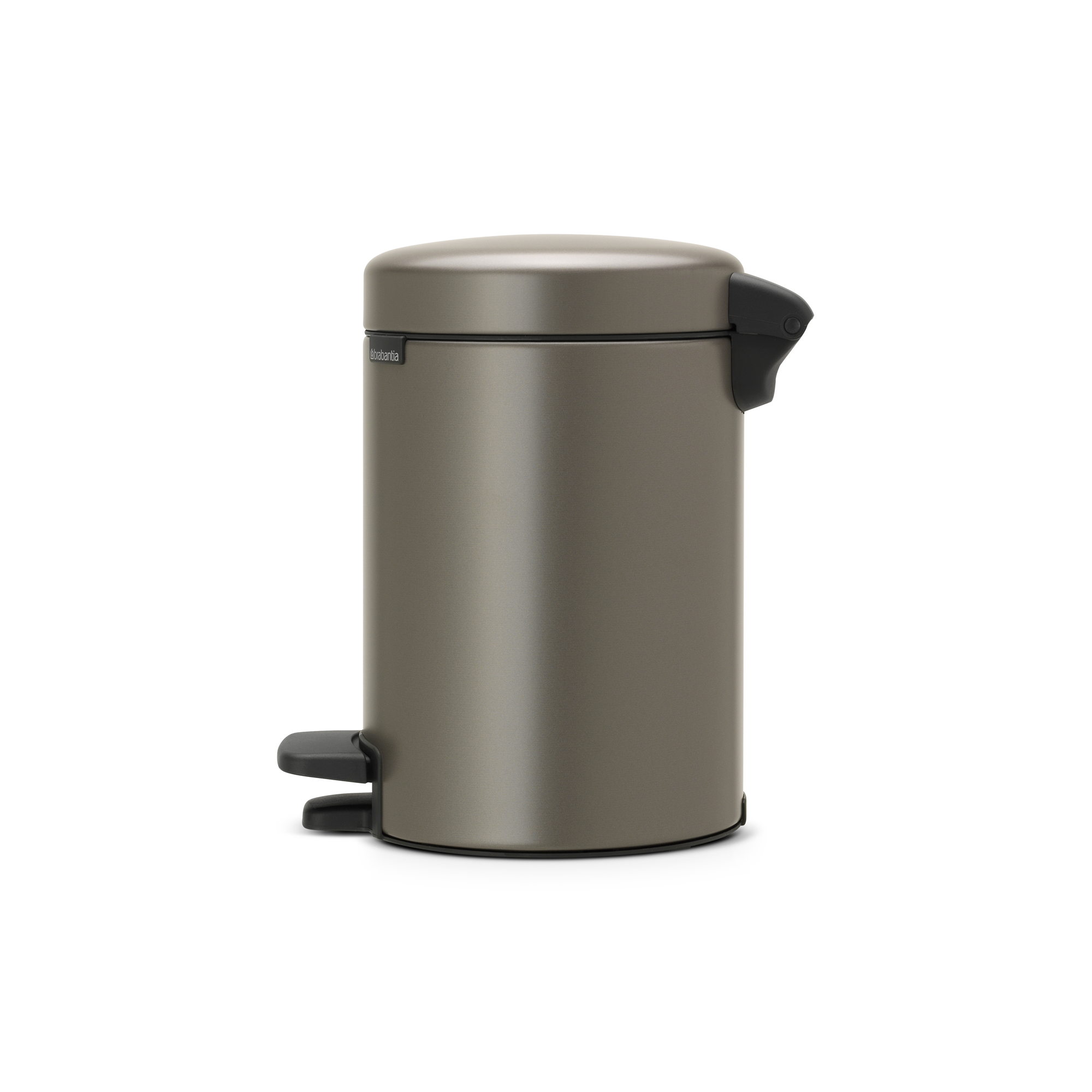 Een grijze Brabantia pedaalemmer met zilverkleurig pedaal op witte achtergrond.