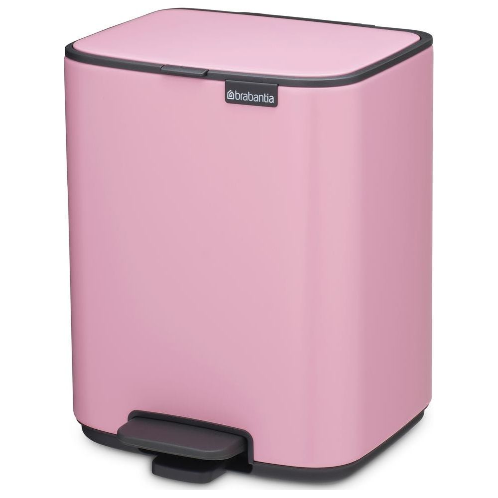 Een roze Brabantia pedaalemmer met een zwart deksel en pedaal.