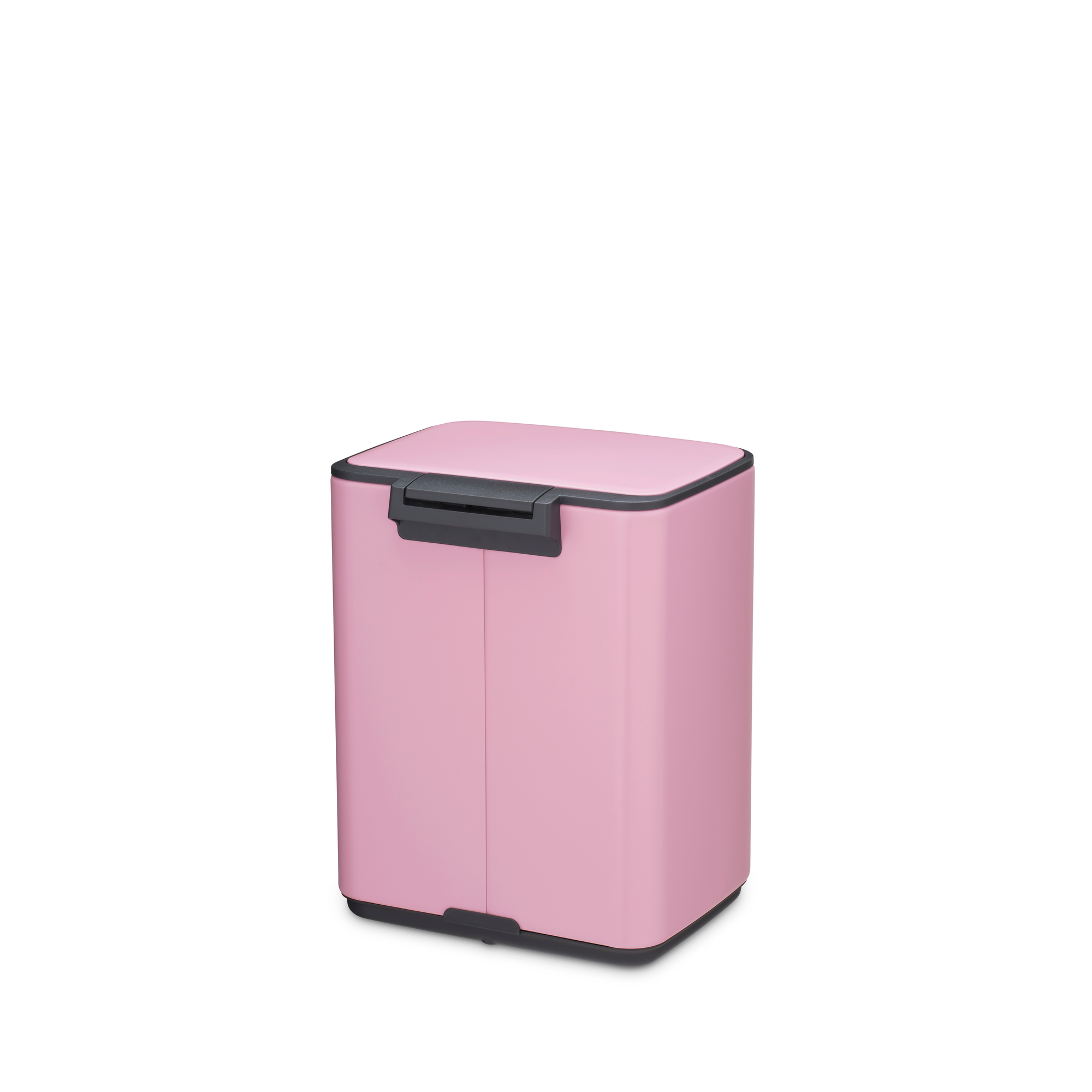Een roze prullenbak met zwarte handgreep en deksel staat op een witte ondergrond.