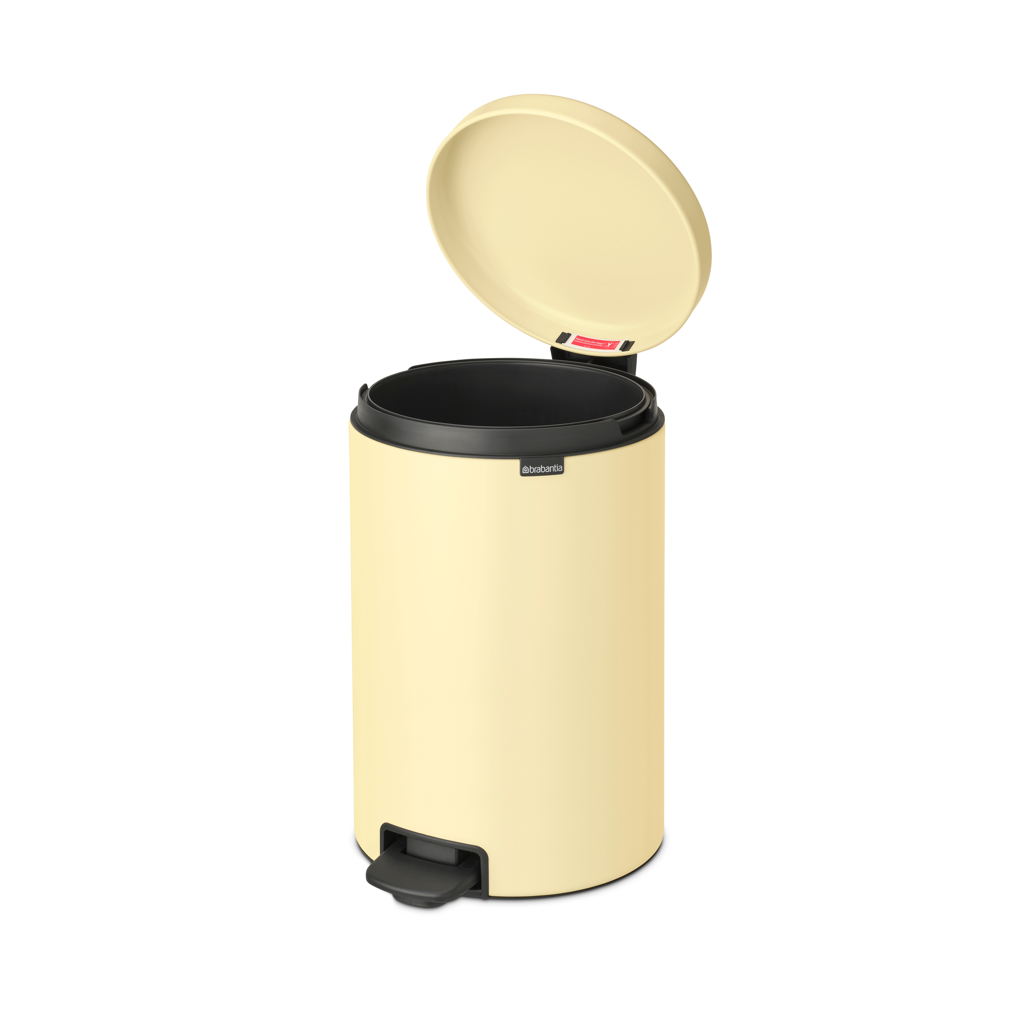 Un cubo de basura de pedal color crema con tapa y pedal negros.