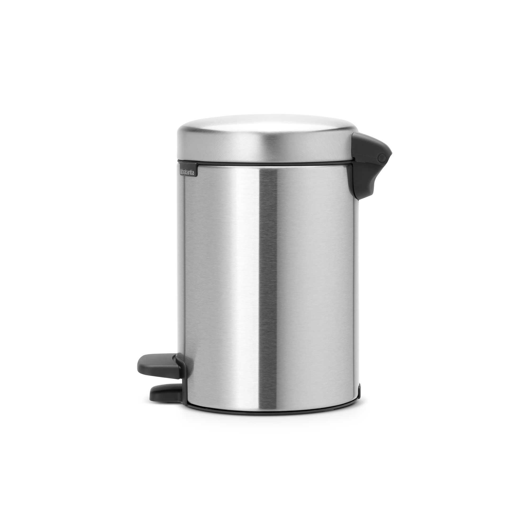 Een geborstelde stalen Brabantia pedaalemmer met zwart deksel en pedaal staat op een witte achtergrond.