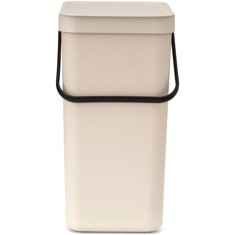 Beige rechthoekige bak met zwart handvat en deksel.