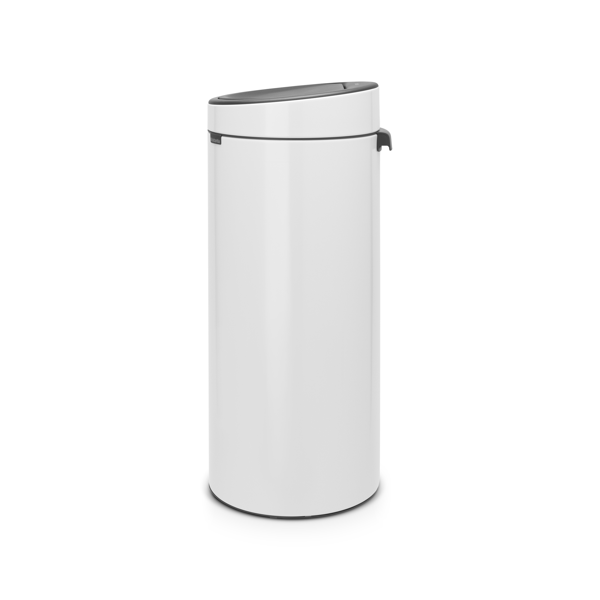 Een slanke, witte prullenbak met donker deksel staat op witte ondergrond.