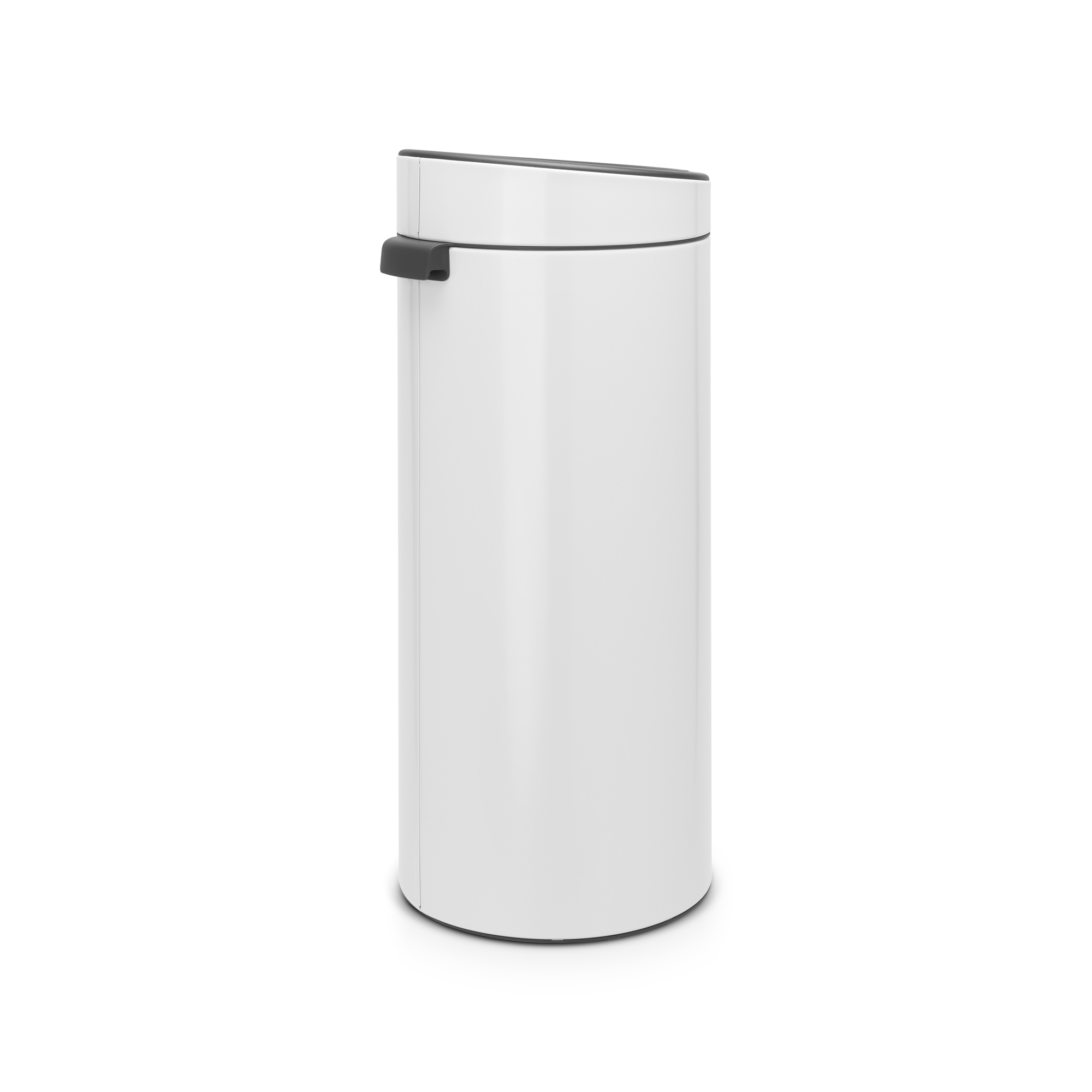 Een witte prullenbak met een zwart deksel en handvat staat op een witte achtergrond.