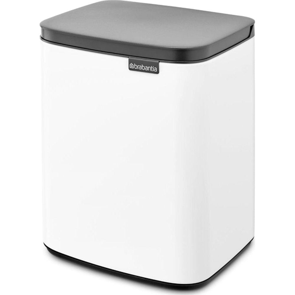 Een witte Brabantia prullenbak met een donker deksel staat op een witte achtergrond.