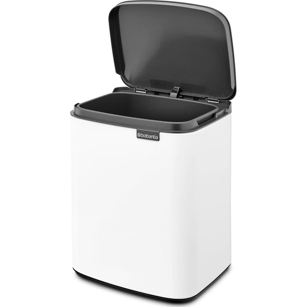 Een witte Brabantia prullenbak met het donkergrijze deksel open, het interieur zichtbaar.