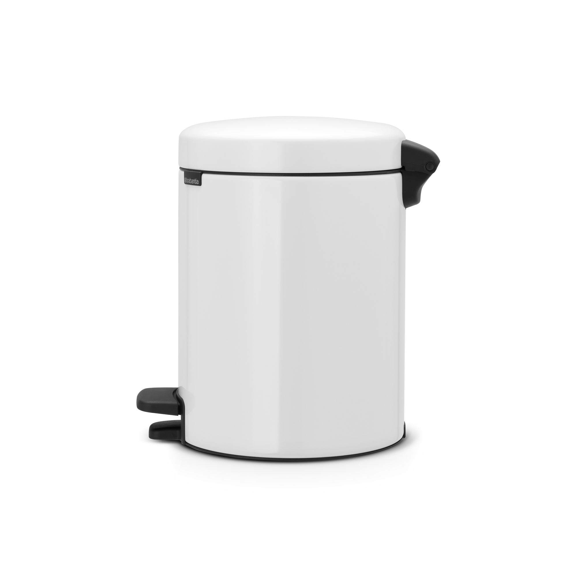 Een witte pedaalemmer met zwart deksel en pedaal, tegen een witte achtergrond.
