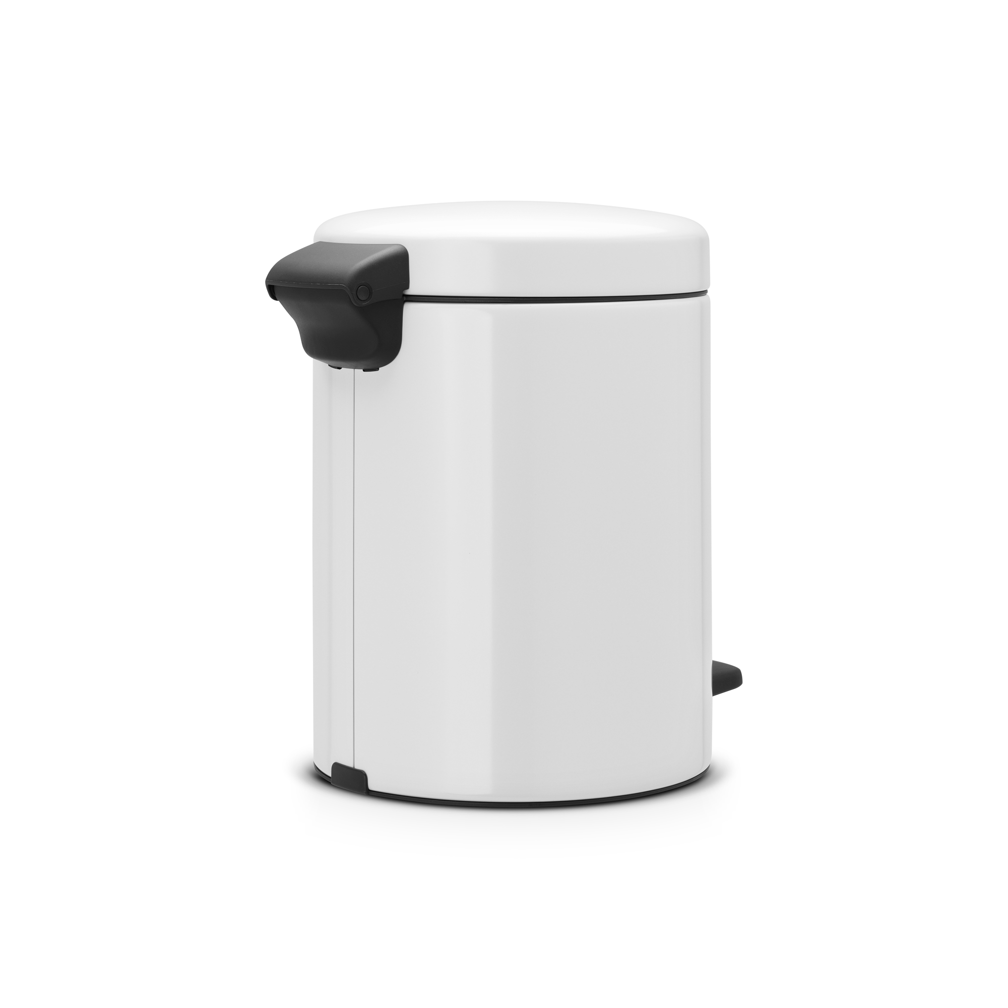 Een witte pedaalemmer met zwart deksel en pedaal, geïsoleerd op witte achtergrond.