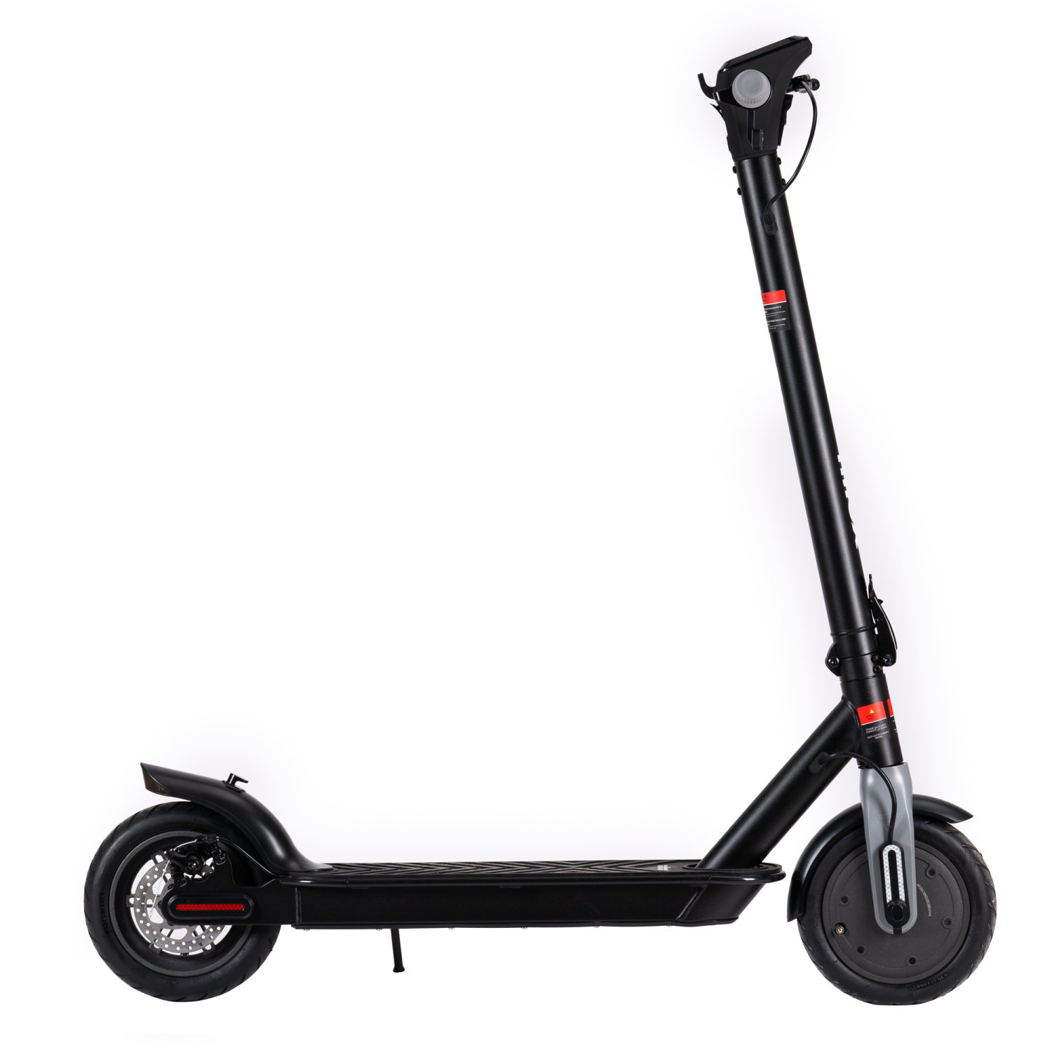 Monopattino elettrico nero su sfondo bianco.