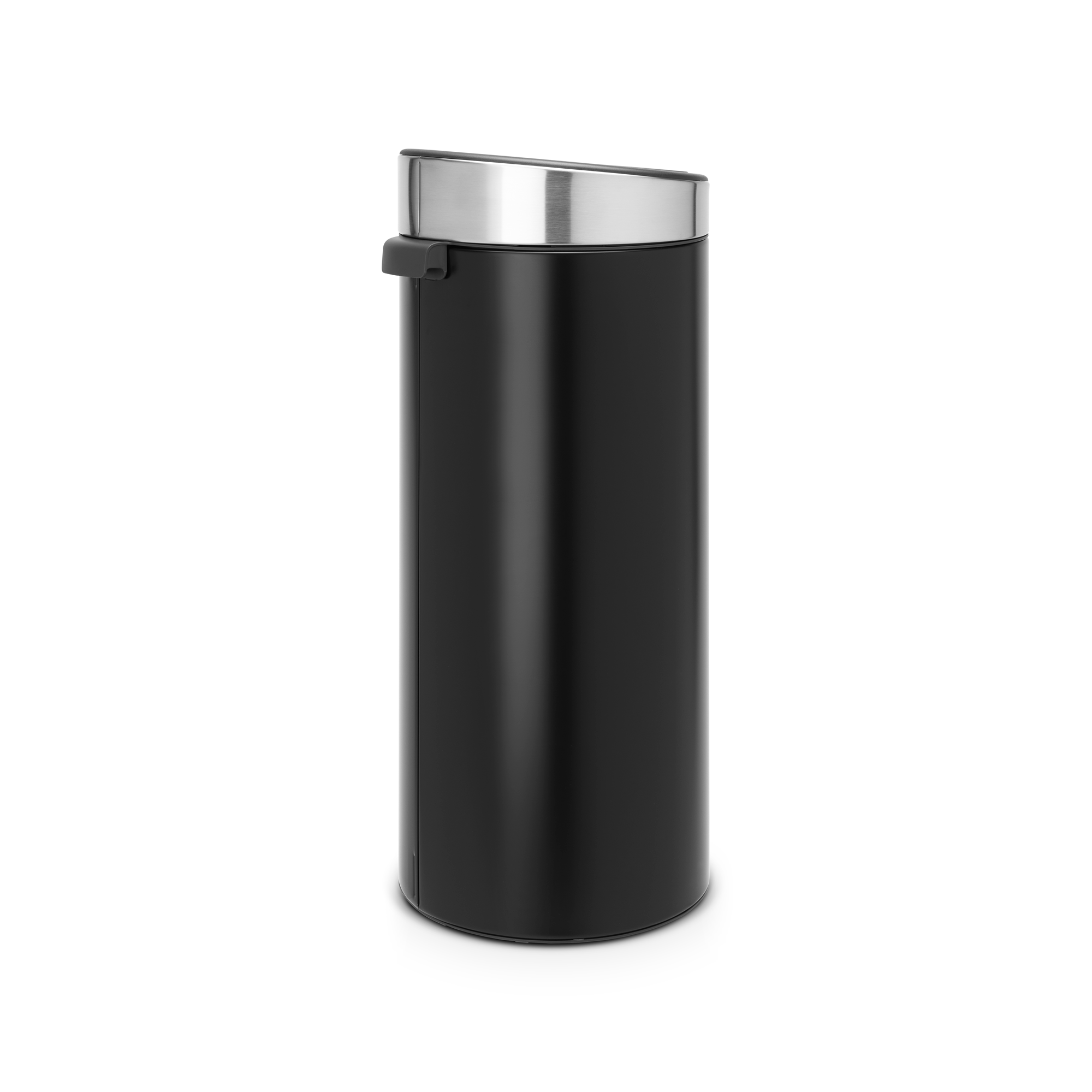 Een zwarte cilindrische prullenbak met een zilverkleurig deksel en handvat op een witte achtergrond.