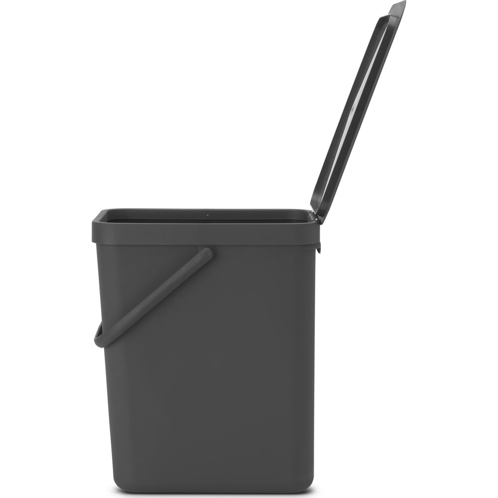 Een donkergrijze bak met de deksel open, op witte achtergrond.