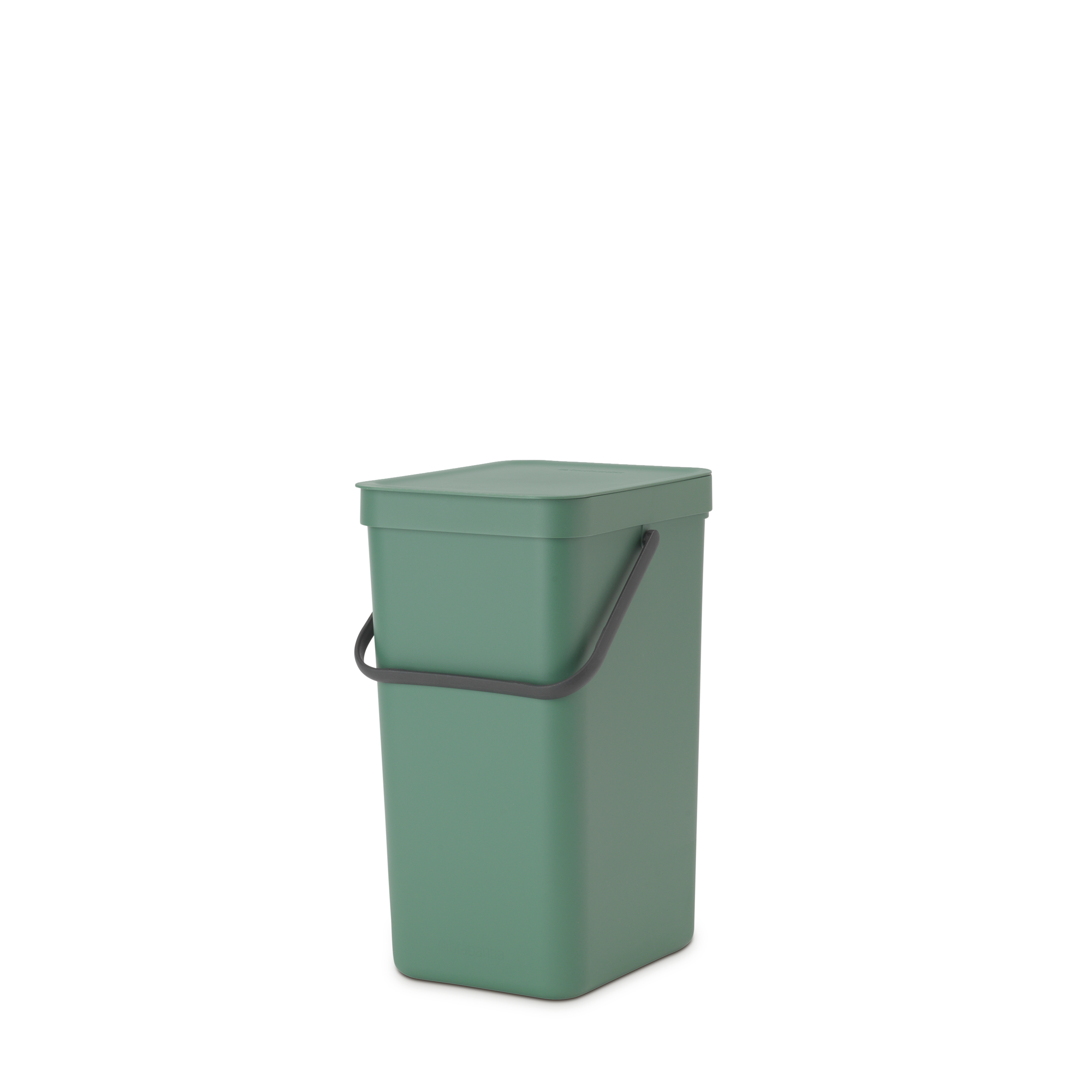 Een groene bak met handvat en deksel staat op witte ondergrond.