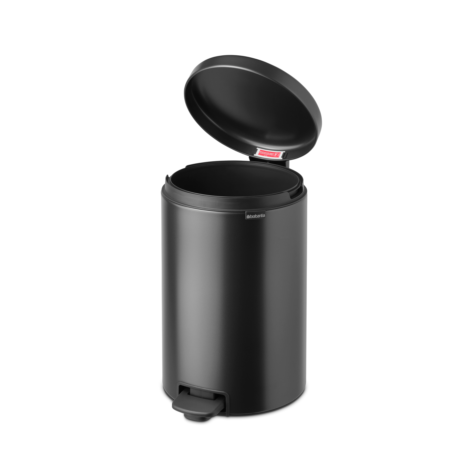 Un cubo de basura negro con la tapa abierta y un logo plateado.