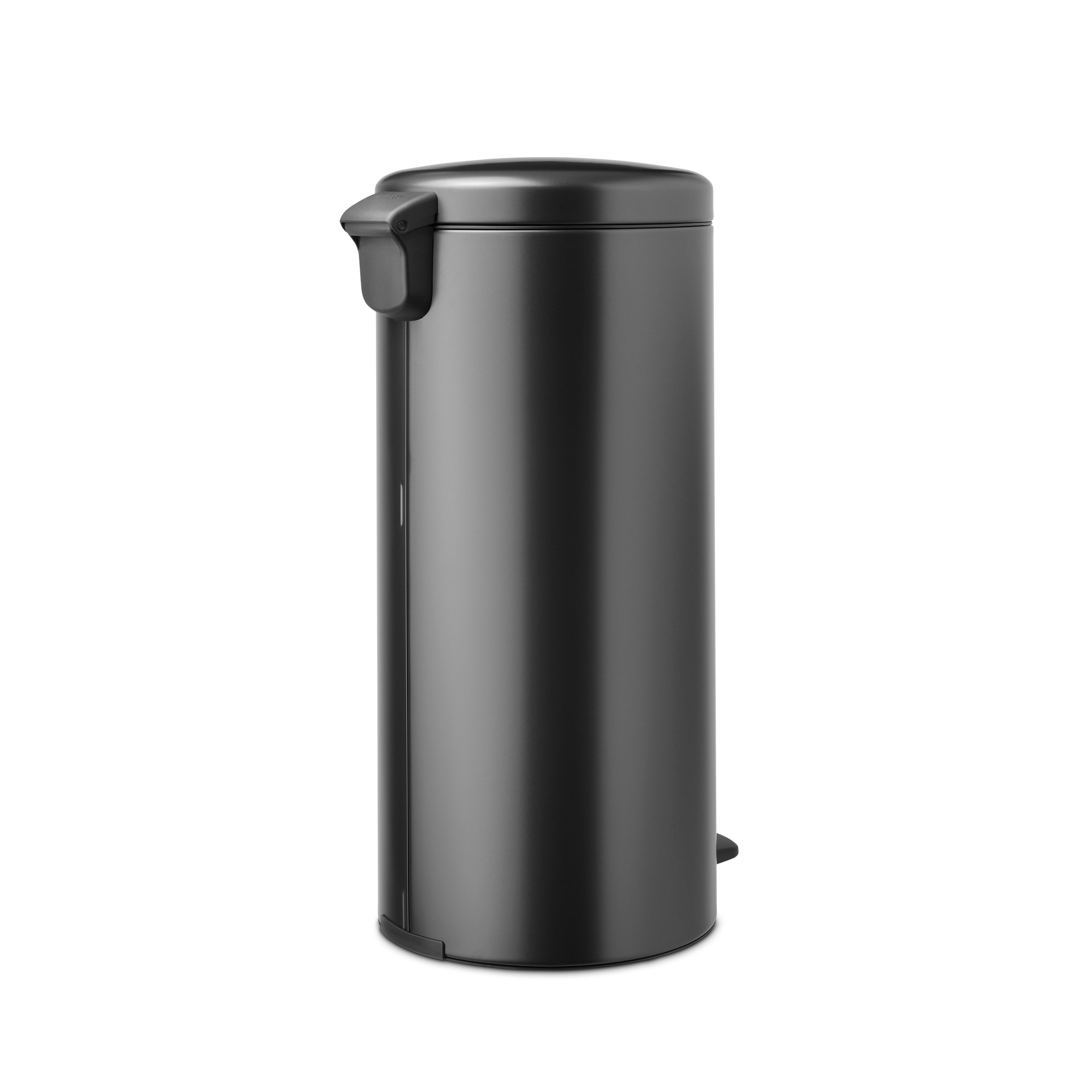 Un cubo de basura cilíndrico oscuro con pedal y asa plateados.
