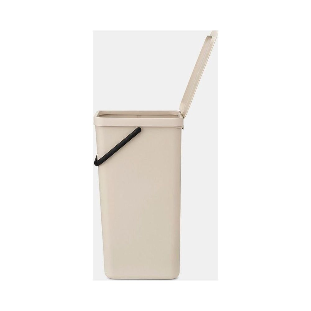Een crème rechthoekige prullenbak met deksel open en een zwart handvat.