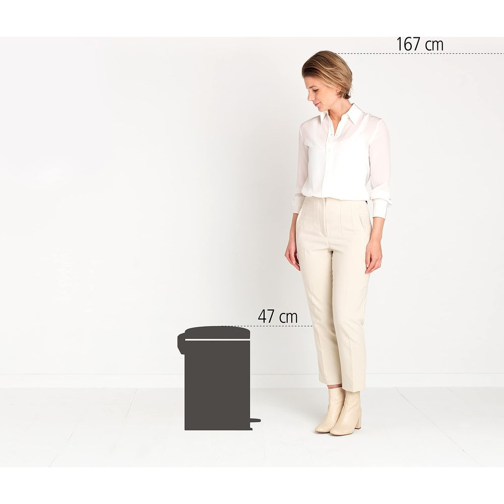 Een vrouw staat naast een prullenbak van 47 cm hoog.