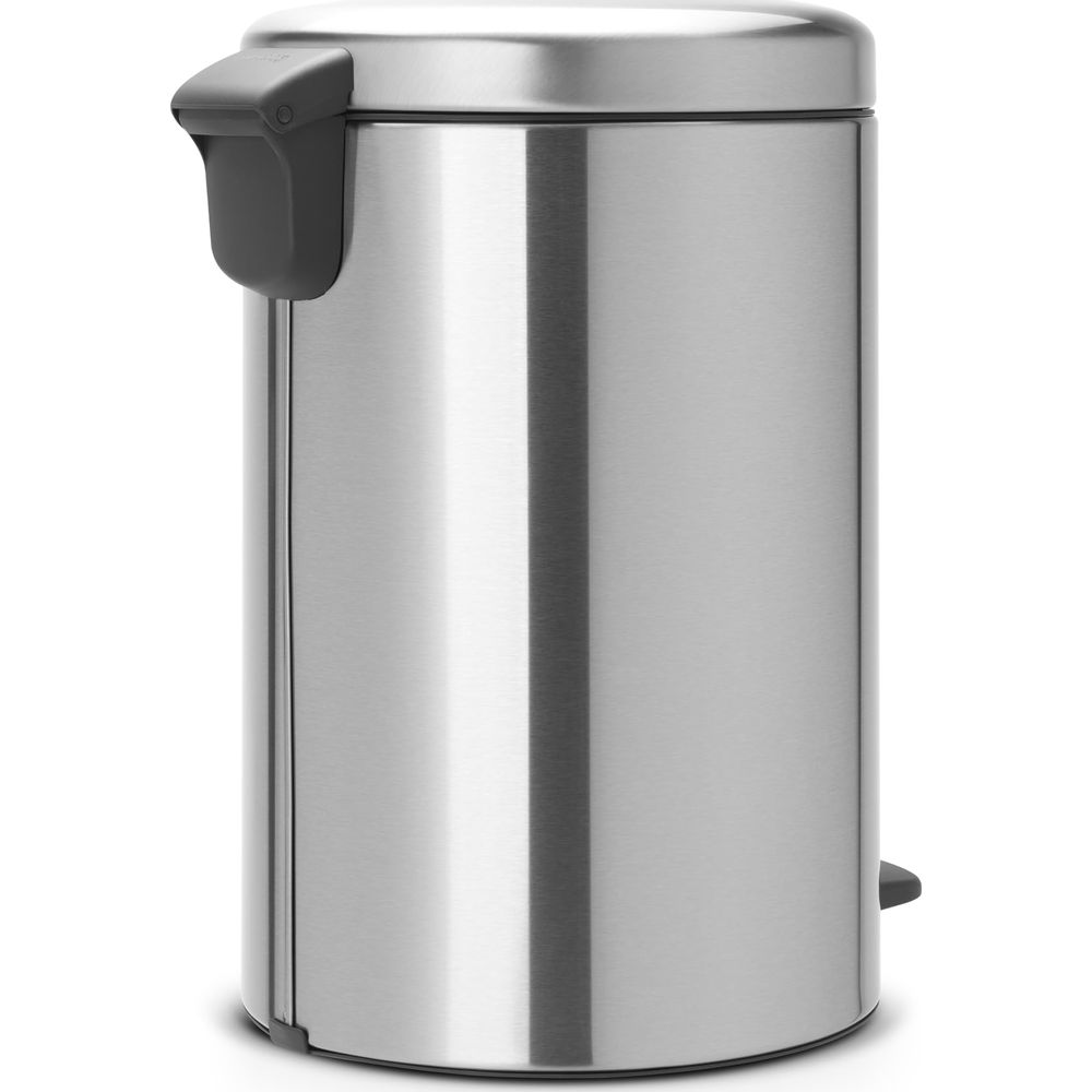 Een zilveren prullenbak met een donker handvat en pedaal op witte achtergrond.