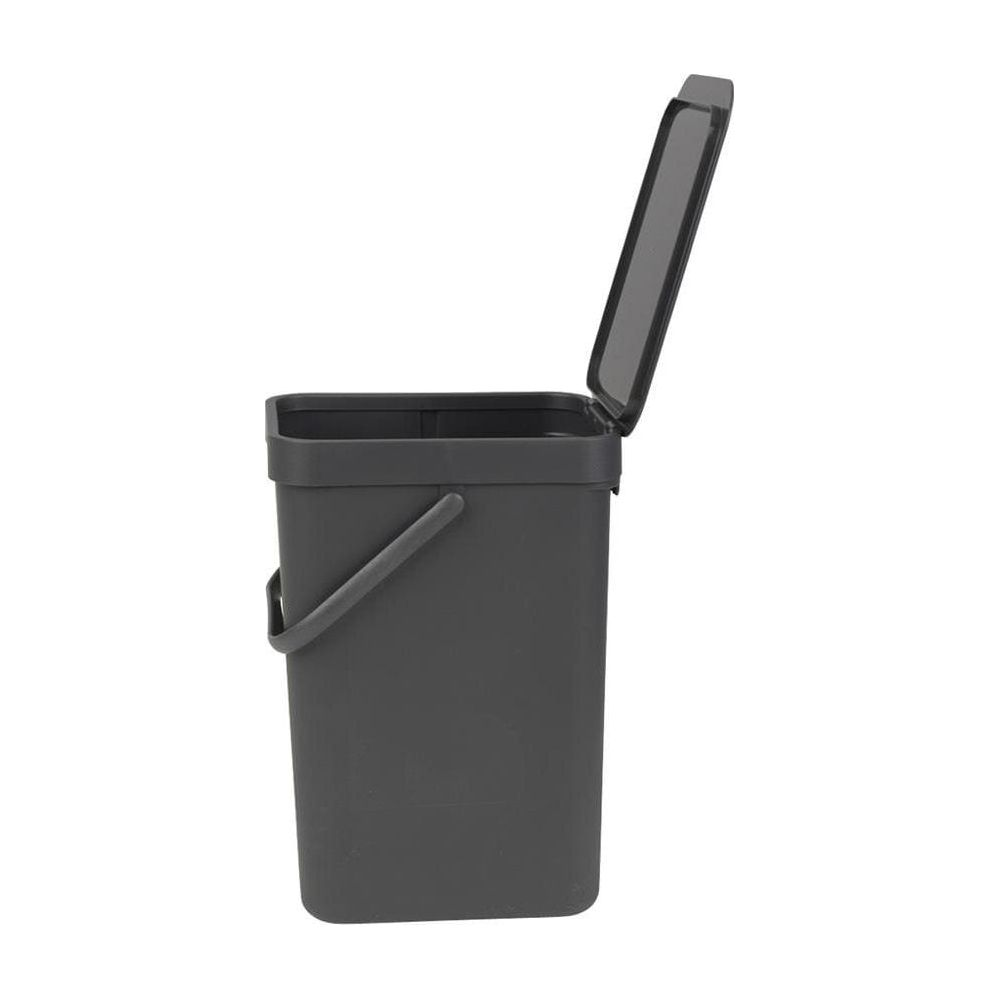 Een donkergrijze bak met deksel open en een handvat, geïsoleerd op wit.