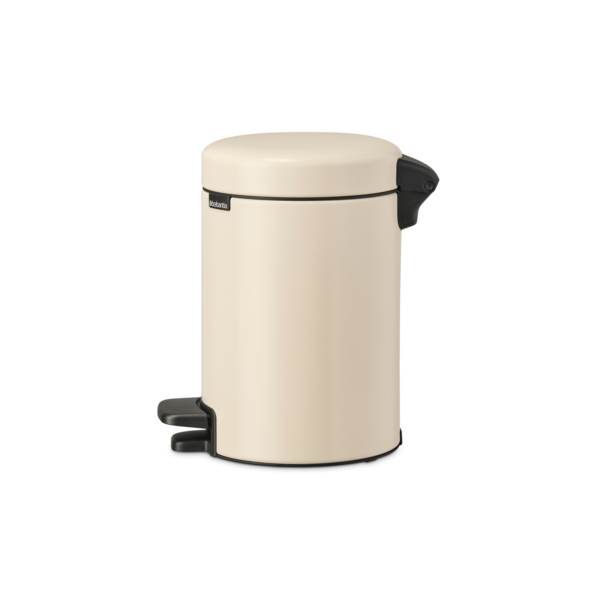 Beige Brabantia pedaalemmer met zwart deksel en pedaal.