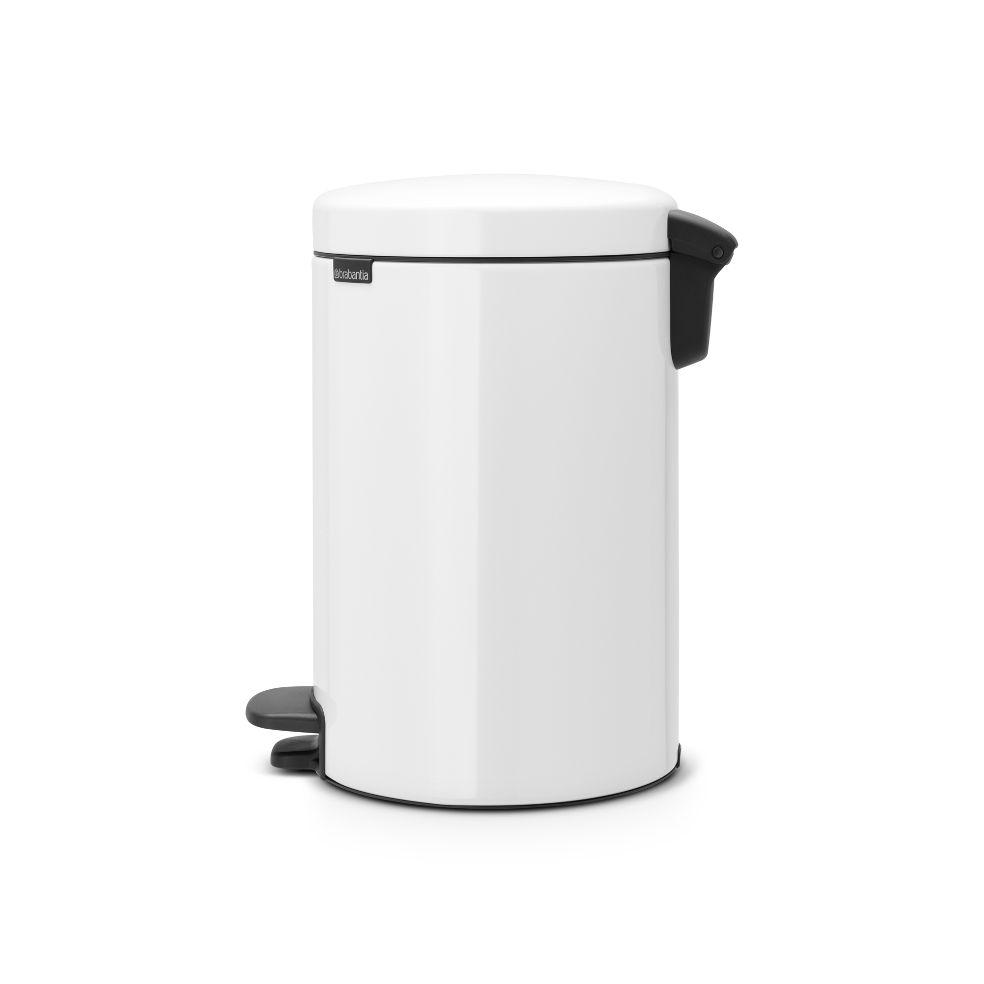 Een witte pedaalemmer met zwarte handgreep en pedaal tegen een witte achtergrond.