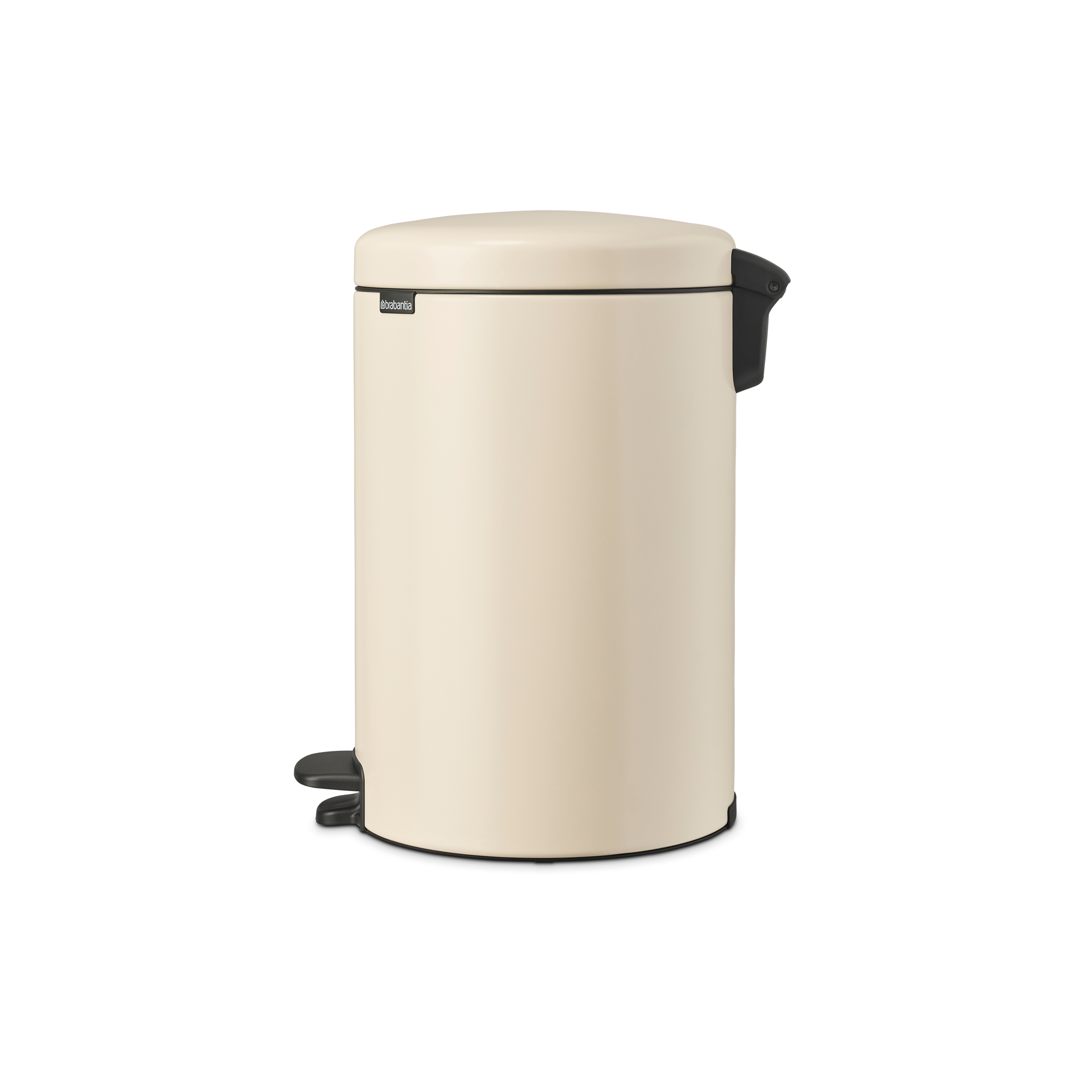 Een crèmekleurige Brabantia pedaalemmer met zwart deksel en pedaal.